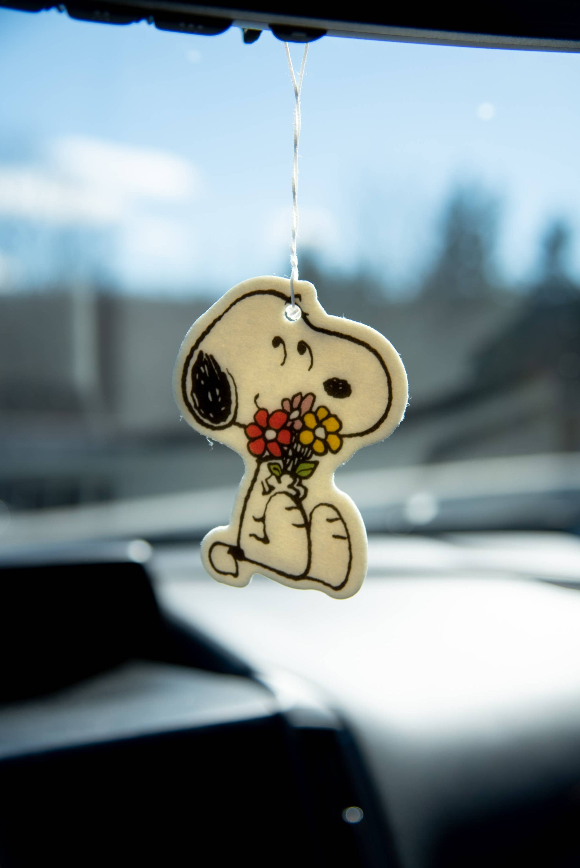 3P4 x Peanuts Snoopy Flower Bouquet Air Freshener - in use