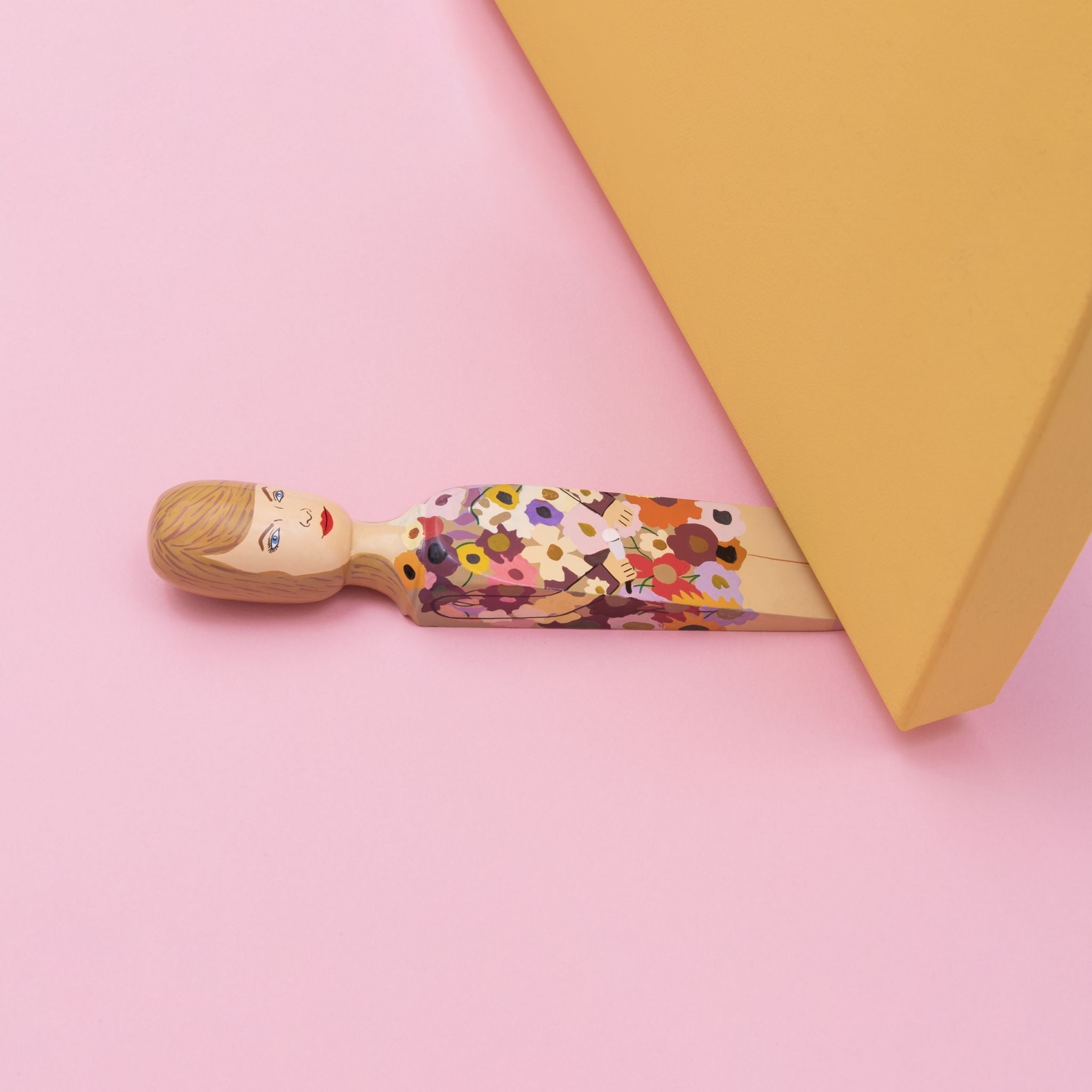 Wedgies door stopper, Swifty in floral outfit