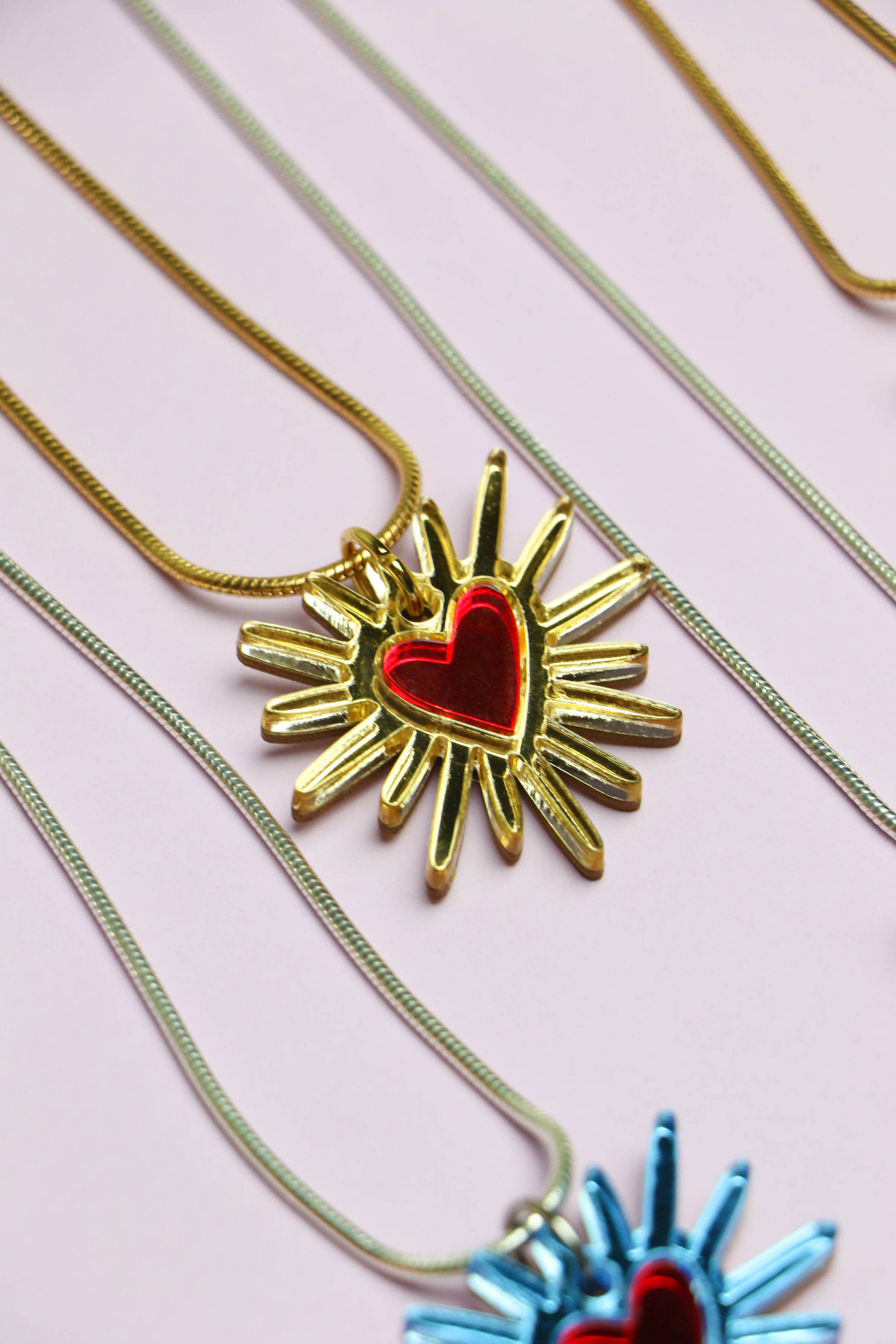 Shining heart Necklace: Gold / Gold + Red