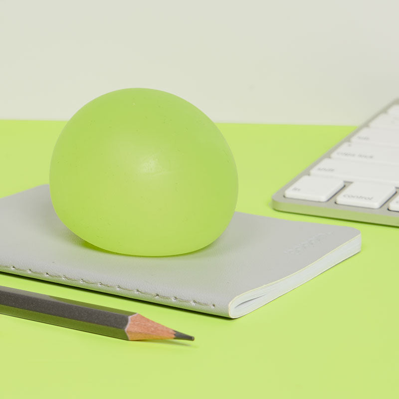 Speks Gump Original in Algae on a desk