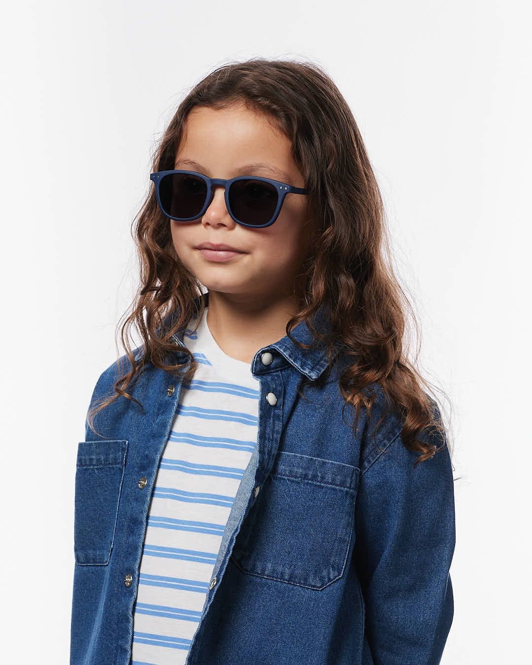 IZIPIZI Kids navy blue sunglasses ages 5–7 — child wearing front