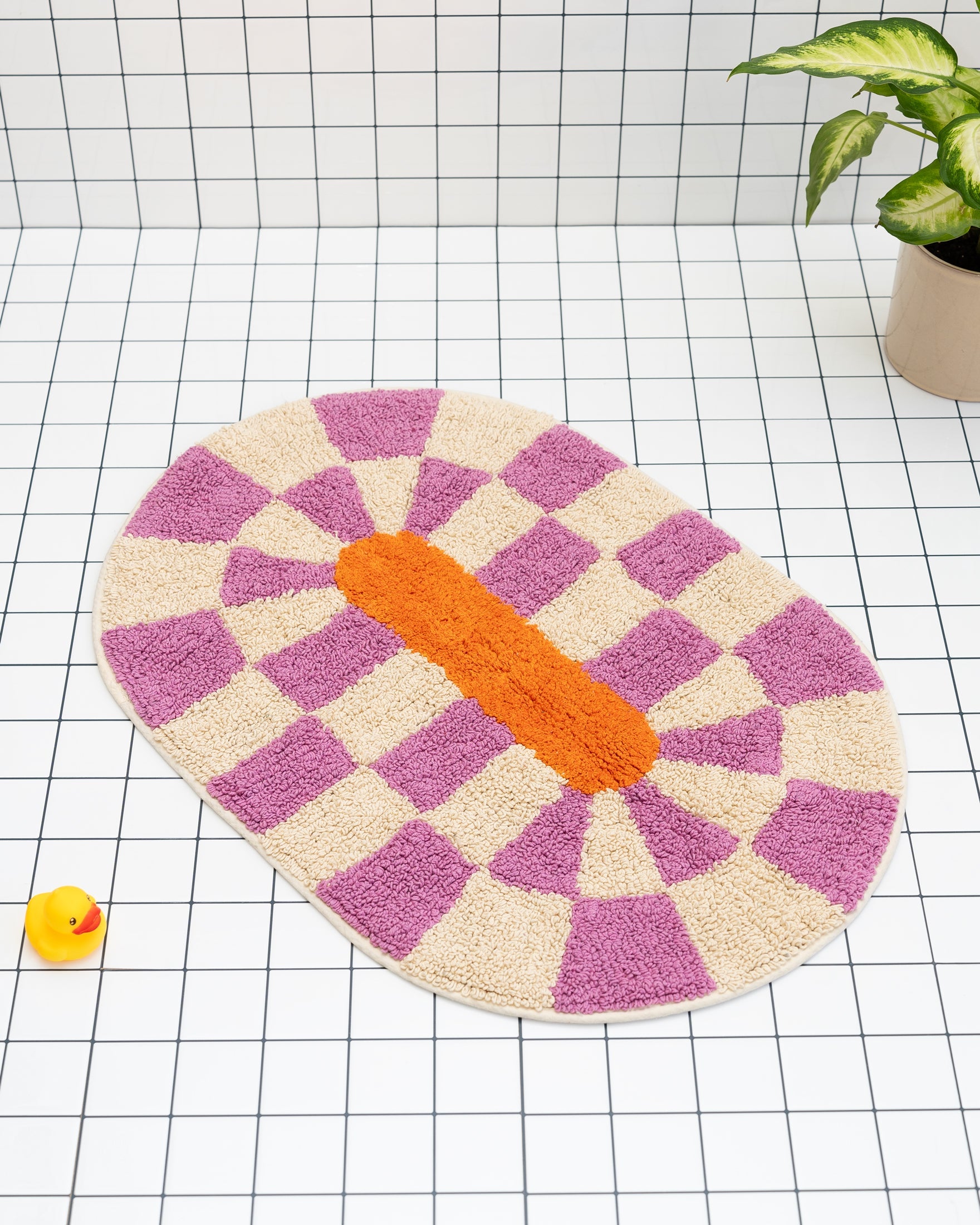 Rita bath mat magenta, top-down view showing pattern detail