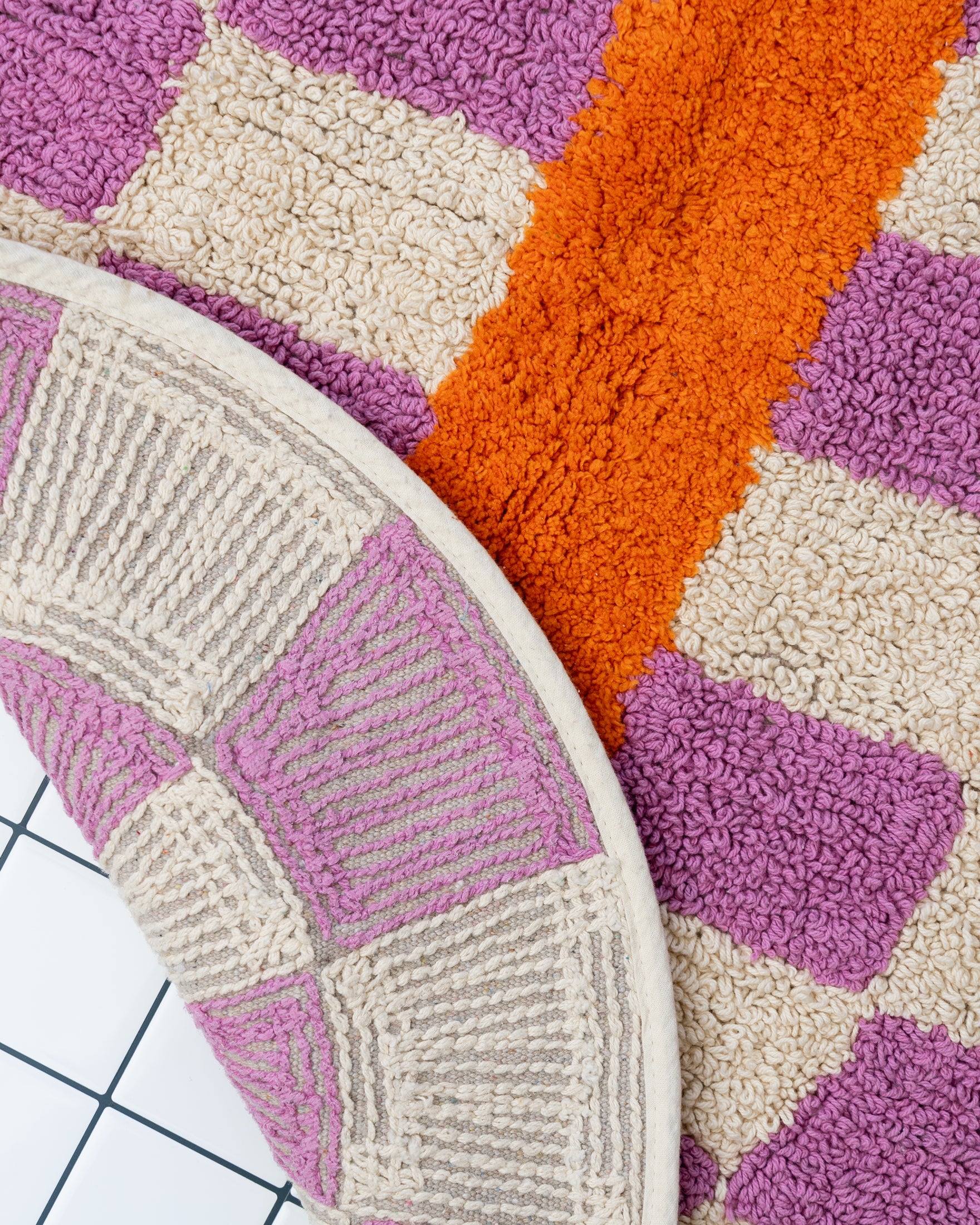 Rita bath mat magenta, close-up of loop and cut pile texture