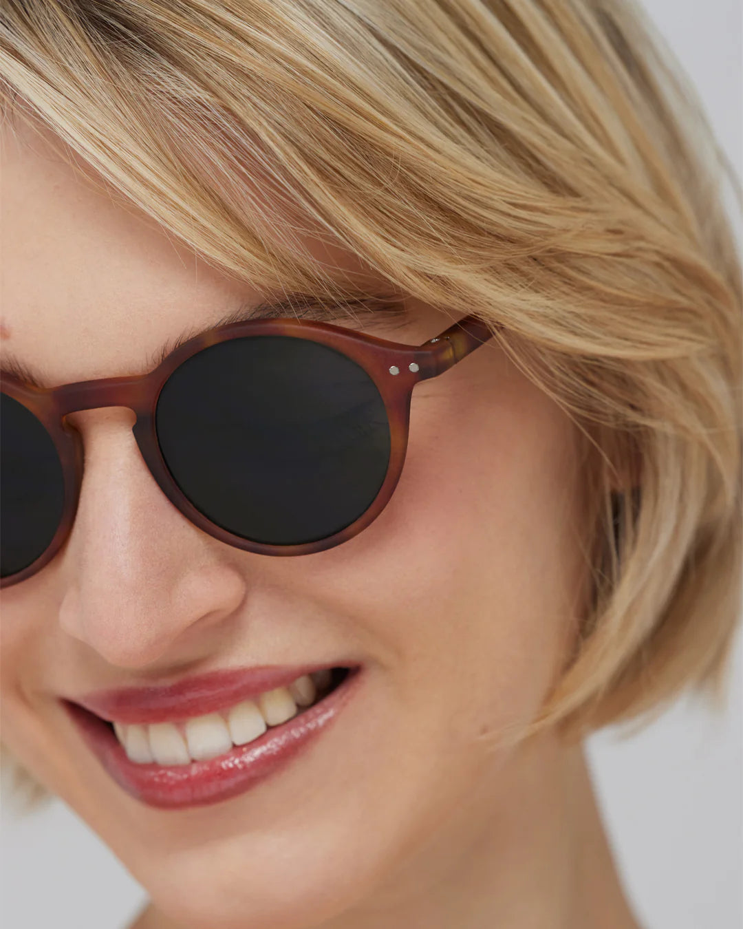 IZIPIZI #D havane sunglasses — lifestyle shot