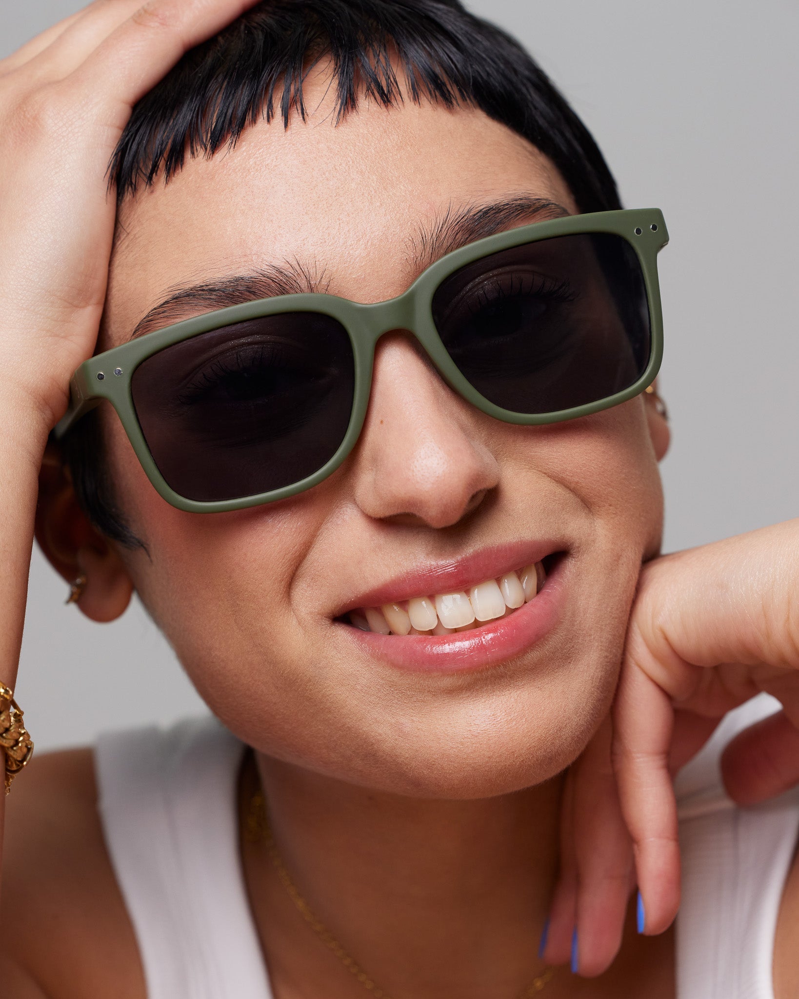 IZIPIZI #L khaki green sunglasses — detail view