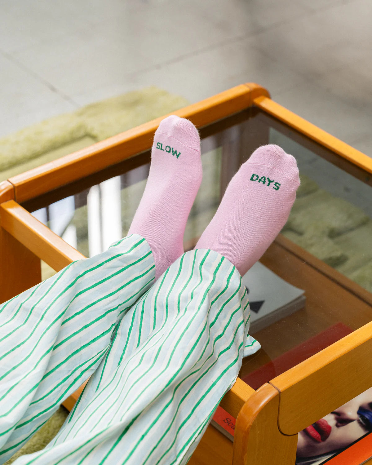 Tarta Gelatina Slow Days pink socks worn on feet