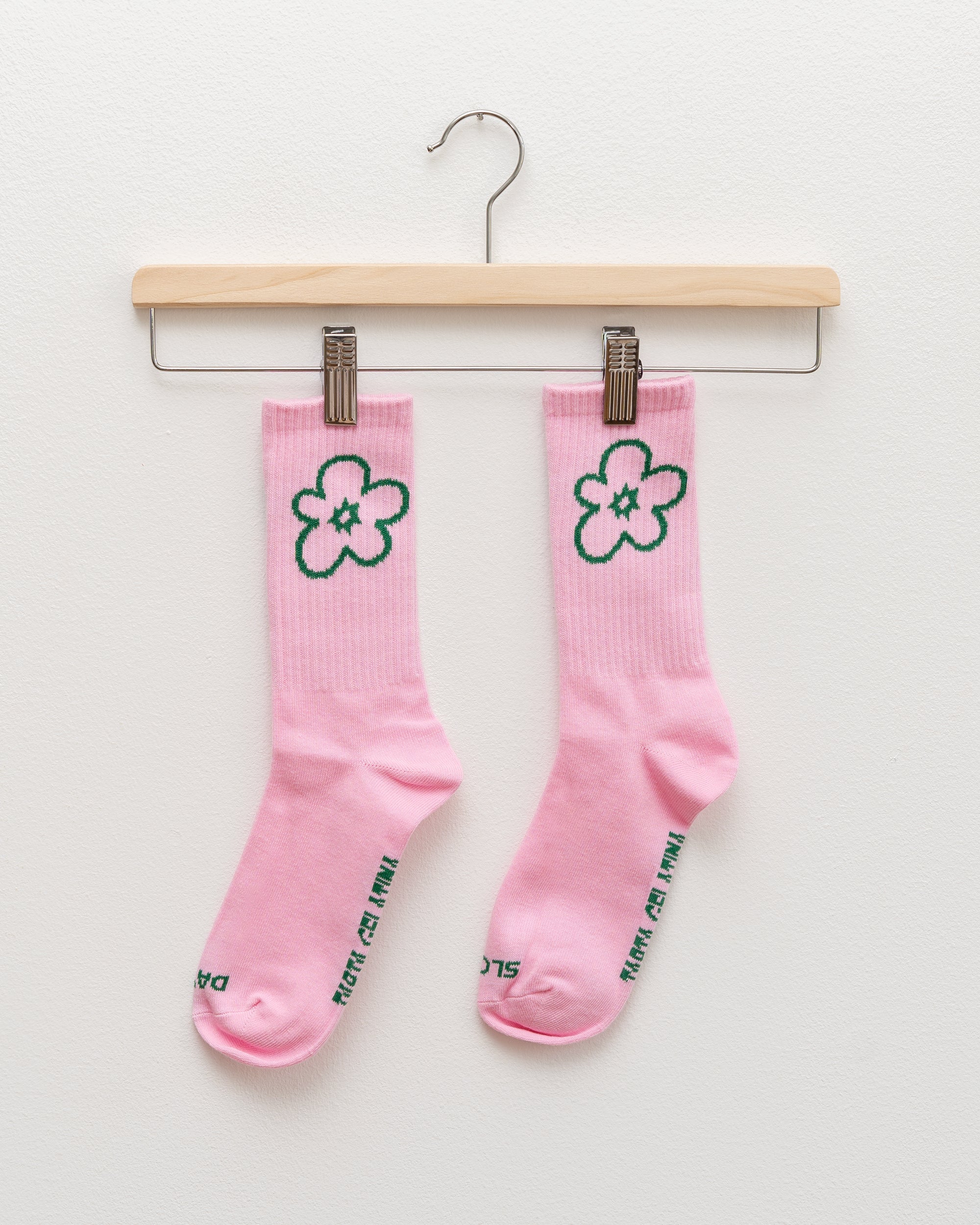 Tarta Gelatina Slow Days socks in pink with "Slow Days" text print, detail view