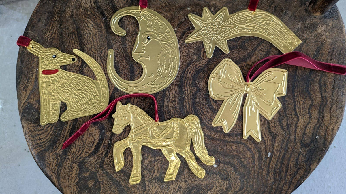 Tin Embossing Sitting Dog Ornament with Ribbon