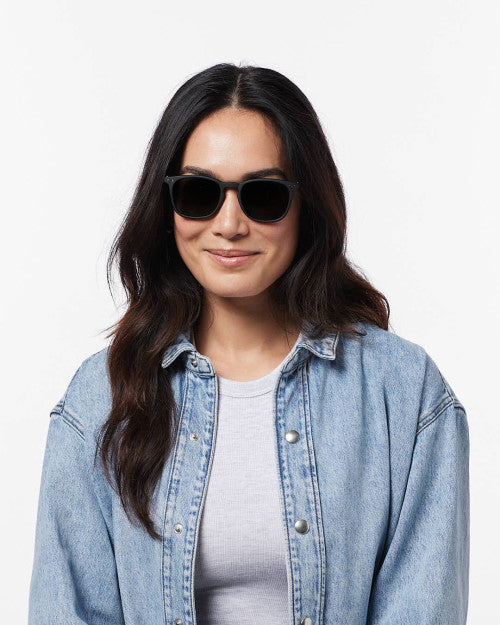 IZIPIZI #E black sunglasses — three-quarter view