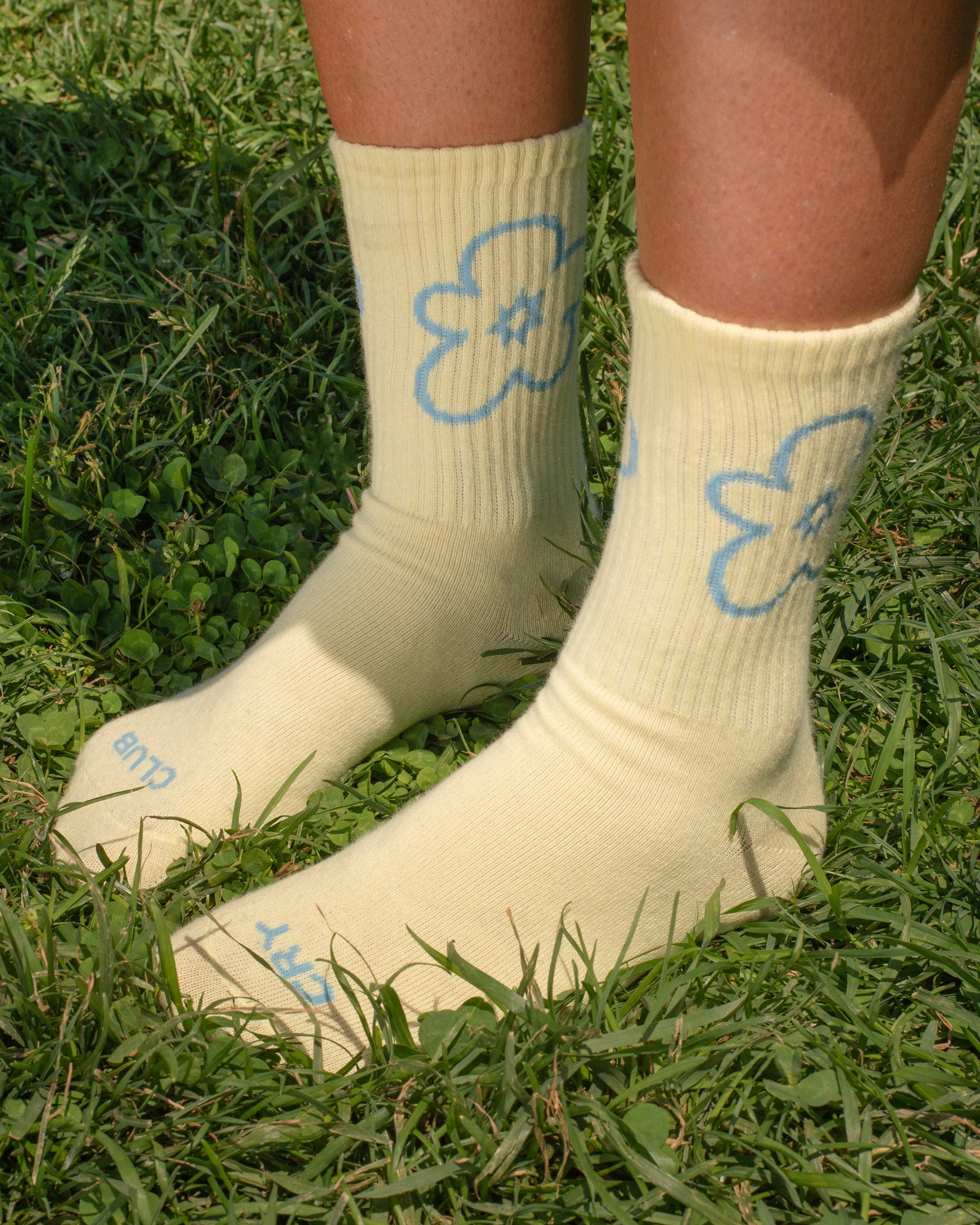 Tarta Gelatina Cry Club socks in yellow with "Cry Club" text print, front view
