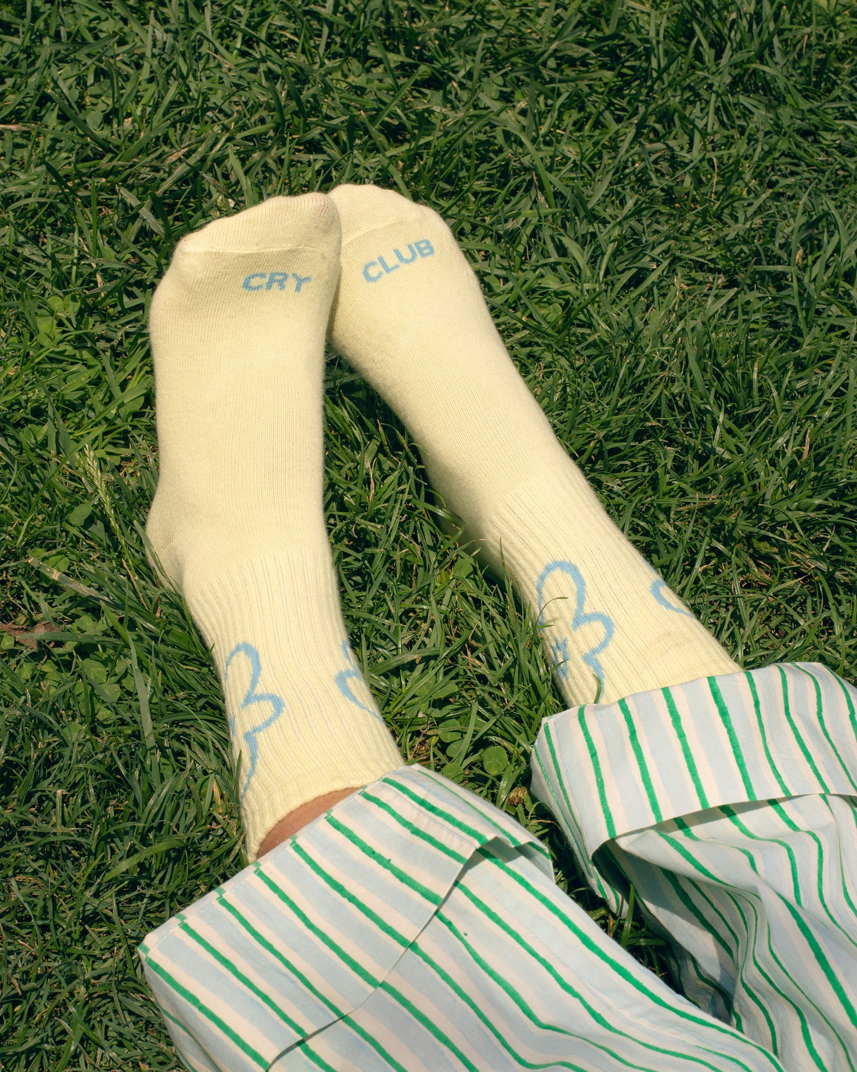Tarta Gelatina Cry Club socks, close-up of "Cry Club" text pattern