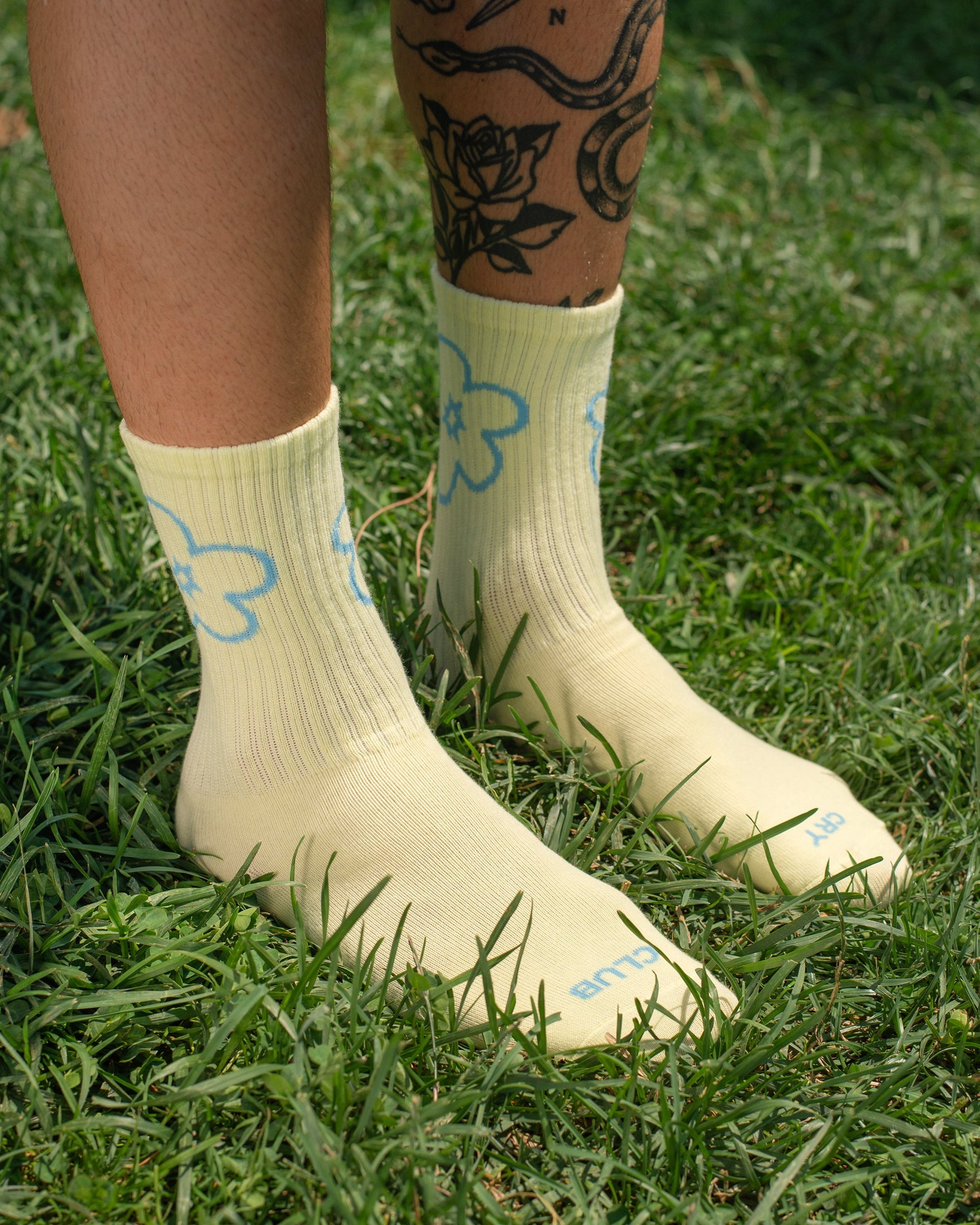 Tarta Gelatina Cry Club yellow socks worn on feet