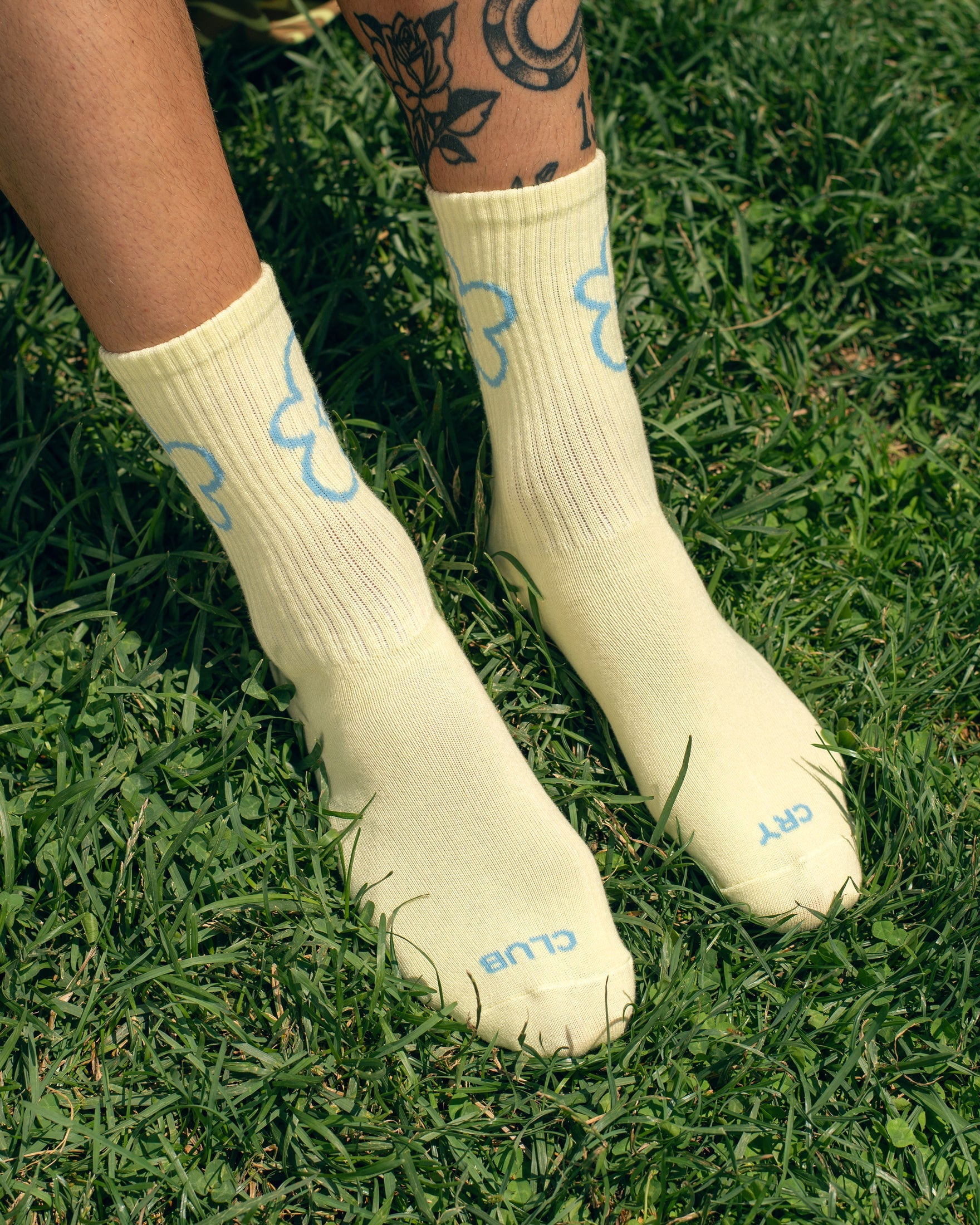 Tarta Gelatina Cry Club yellow socks laid flat showing toe and heel detail